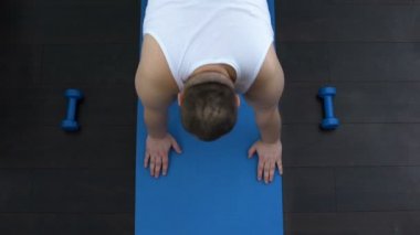 Tombul erkek egzersiz push up ve giving up, yere düşme kilo kaybı