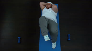 Kendini spor disiplin zorlama büküm egzersizi, yapan çalışkan şişman erkek