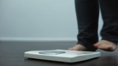 Tombul erkek sağlığı bozukluğu, vücut ağırlığı ölçeklerde, kontrol sonucu overeating