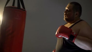 Boks spor kulübü, egzersiz tembellik terk eldiven yorgun tombul erkek