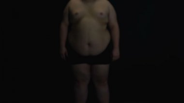 Obez erkek siyah arka plan, fazla kilo sorunu, overeating, sağlık