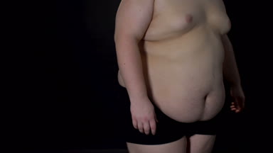 Şişman adam koyu arka plan, fiziksel aktivite, sağlık sorunları eksikliği