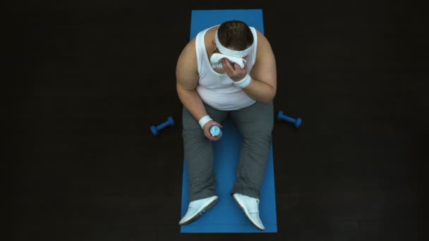 Homem obeso suado bebendo água após o treinamento esportivo, restaurando o equilíbrio aquático — Vídeo de Stock