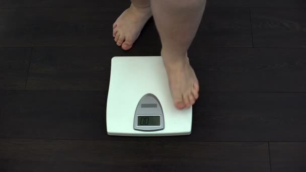 Dikke man meten van gewicht op de weegschaal thuis, zwaarlijvigheidsprobleem, sedentair leven — Stockvideo