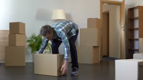 Estudante com cara triste deixando dormitório levando caixa com suas coisas, formatura — Vídeo de Stock