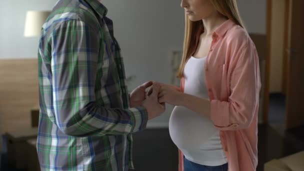 Ragazzo codardo che rompe con la sua ragazza incinta, paura della responsabilità — Video Stock