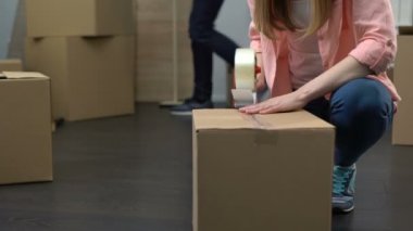 Ofis çalışanları ekipman ve malzeme kaldırma, iş genişletme için ambalaj