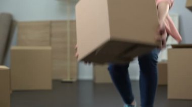 Kız öğrenci odası, bir şeyler açma Bagaj taşıma şirketi çalışanı taşıma