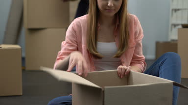 Genç kadın/açma fotoğraf albümü ve en sevdiğiniz kitap kutusundan, çift hareket