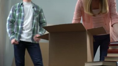 Kızgın adam şeyler ambalaj ve evi, terk kadın için ayrılık sabırsızlıkla bekliyorum