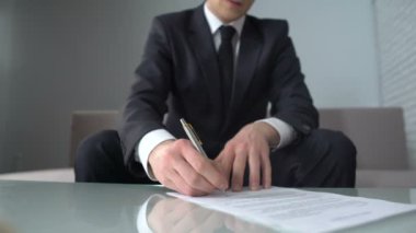 Adam imza belge, mutlu işadamı alıcı büyük Kredi Bankası ve gülümseyen