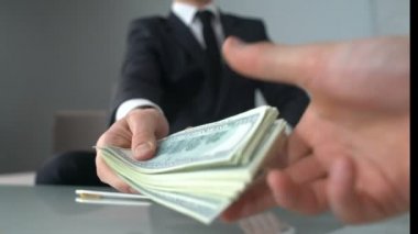 Zengin adam satın alma ev para paket için emlakçı iş anlaşması geçen,