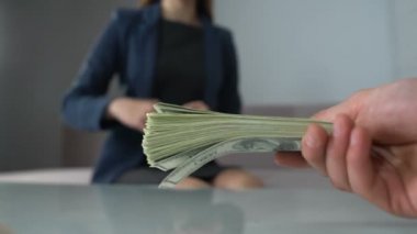 Bayan House satış para büyük toplamı alıcıdan, başarılı anlaşma alma