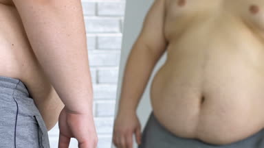 Ayna, kilo kaybı, güvensizliği şişman karnında bakarak mutsuz obez erkek