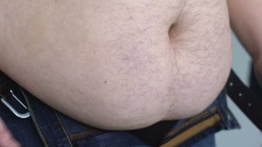 Büyük boy erkek sıkıştırma kot altında şişko göbek, hormonal bozukluğu, zayıflama programı