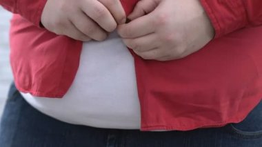 Kırmızı gömlek kadar düğmelerini ve kandırma, çekerek büyük göbek adam diyet