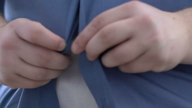 Obez genç mavi tişörtünü, kadar düğmelerini Okulu, aşırı gıda alımı için gidiş