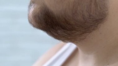 Şişman erkek arıyorum onun çift çene ayna, tiroid bezi bozukluğu, sağlık