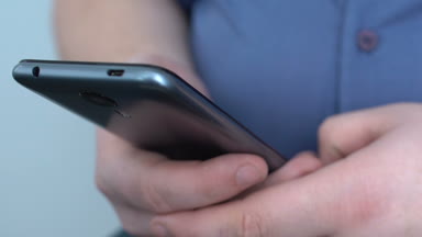 Arkadaşlar, tembellik sohbet smartphone oyun, oturan adam kilolu