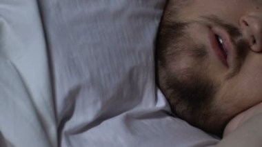 Şişman adam gece, nefes darlığı, uyku sırasında horlama havayolları, sağlık bloke