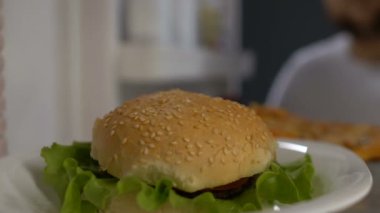 Obez erkek geceleri, buzdolabı gelen hamburger almaya tereddüt seçim güç