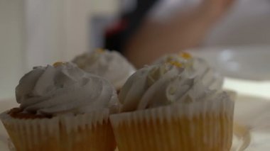 Buzdolabı, böylece aşırı yeme sorunu, diyet yakınındaki geceleri çiğneme burger aç obez adam