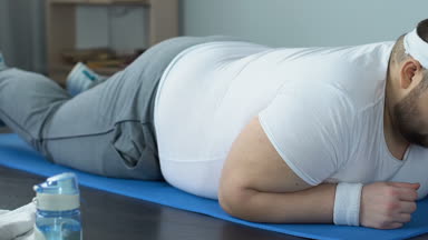 Motive şişman adam yapıyor tahta egzersiz evde, aktif yaşam tarzı, spor eğlence