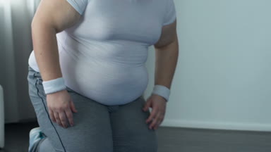 Kilolu sporcu mat, fitness programı tahta egzersiz pratik ilham