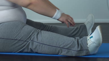 Obez erkek spor eğitim, yeni başlayanlar için basit ev egzersizleri önce germe