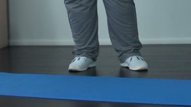 Ağır erkek üzerinde egzersiz minderi, ilk spor salonu ziyaret, obez spor kulübü istemci oturan