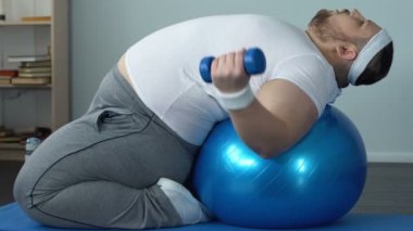 Program zayıflama fitness topu üzerinde yalan halter kaldırma motive şişman erkek