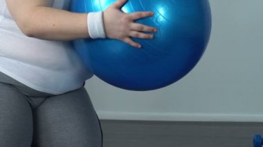 Kattaki fitness topu, spor enerji eksikliği ile düşme yorgun şişman adam