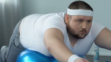 Statik egzersiz fitness topu üzerinde yalan yaparak maksatlı yağ erkek arzu spor için