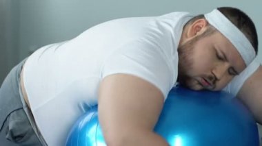 Tembel tombul adam fitness topu, spor motivasyon, boşuna oluş eksikliği üzerinde rahatlatıcı