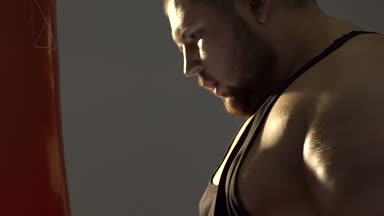 Yorgun spor salonu müşteri boks spor kulübü, stres etkinliğini azaltarak terk eldiven