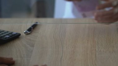 Banka, Döviz, dolar nakit için Euro ödeyerek adam closeup eller