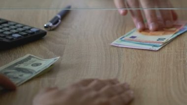 Dolar Euro Banka, Döviz piyasası, yakın çekim için alış verişi adam