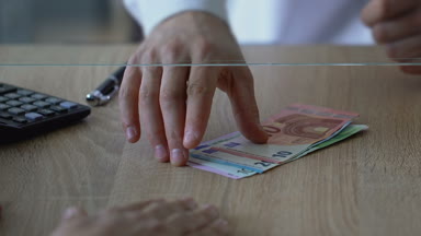 Banka çalışanlarının Döviz Kuru sayma ve istemciler euro dolar için değiştirme