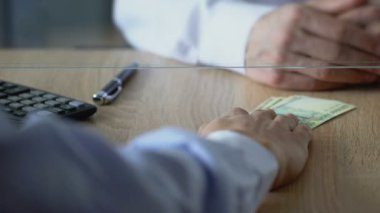 Banka, Döviz Alım Satım, euro nakit için ruble ödeyerek adam yakın çekim eller