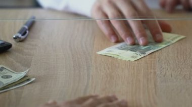 Adam Rus ruble bankada Döviz piyasası dolar alışverişi