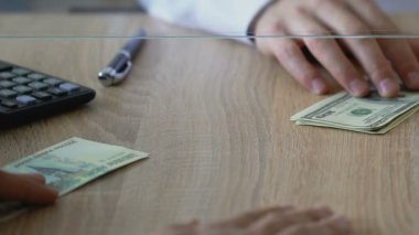 Banka, Döviz piyasası dolar için Rus ruble alışverişi erkek