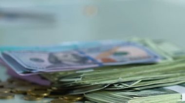 Yakın çekim erkek geçici olarak para, borç geri ödeme, faiz çok çekici eller