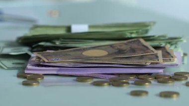 Açgözlü adam hızlı bir şekilde para, ülke kaçış, kaçırma adalet toplama