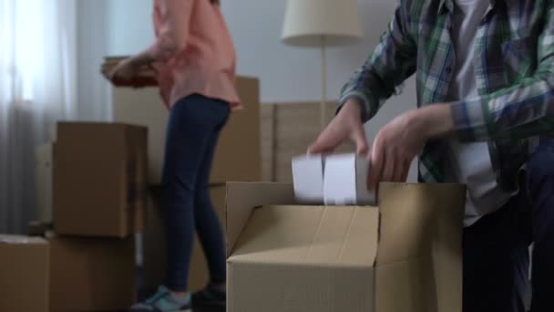 Familia pareja embalaje y eliminación de sus cosas antes de la revisión del apartamento — Vídeo de stock