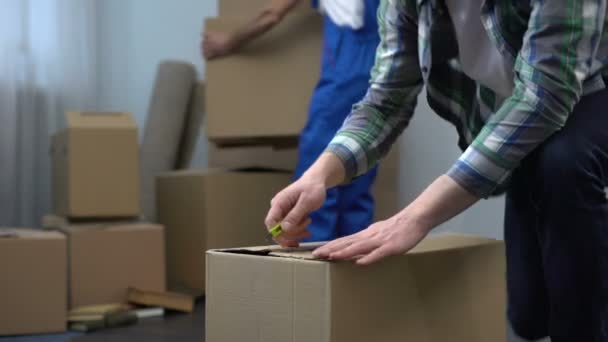 Trabalhador da empresa em movimento trazendo caixas para casa, homem chegando em casa nova — Vídeo de Stock