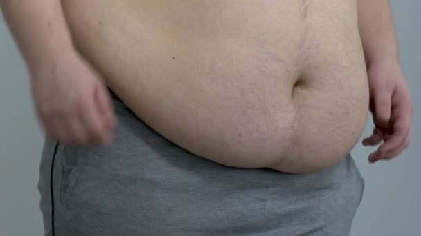Gordo macho poniendo camisa blanca, sufriendo exceso de peso, inseguridades apariencia — Vídeo de stock