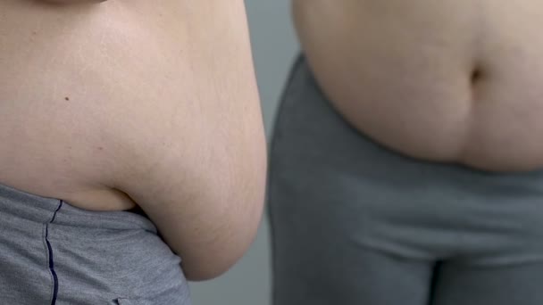 Hombre grande que pone camisa blanca en el estómago gordo, falta de actividad deportiva, enfermedad — Vídeo de stock