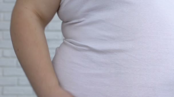 Obez erkek karaciğer ağrısı, sindirim bozukluğu, acı hastalık overeating — Stok video