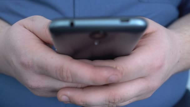 Mollige man controleren van e-mail in smartphone, sedentaire luie levensstijl, online bestellen — Stockvideo