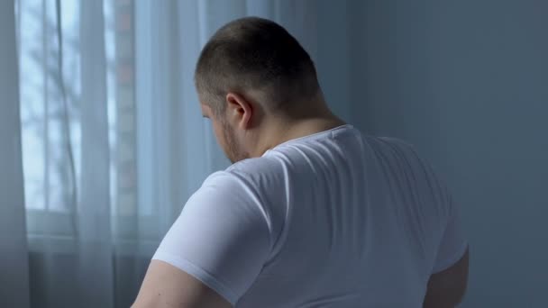 Надмірна вага людини, яка страждає від болю в спині, розтягування м'язів, біль у спині — стокове відео